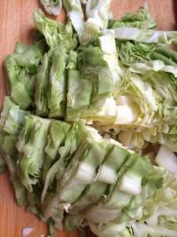 家常菜辣炒包菜做法图解1)