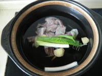 美味的东北酸菜炖羊骨做法图解5)