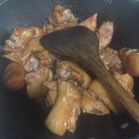 美味的猪蹄火锅做法图解5)