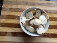 自制草菇鸡肉酱拌面做法图解2)