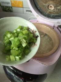 营养的瘦肉香菇粥做法图解4)