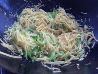 下饭的尖椒土豆丝做法图解6)