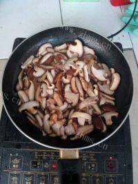 简单香菇炒肉做法图解6)