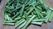 家常菜虾米炒蒜苔做法图解1)