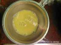 美味的牛奶蒸蛋做法图解3)