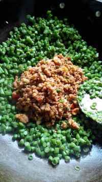 家常菜肉末炒豆角做法图解5)