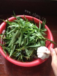 家常菜炒空心菜做法图解1)
