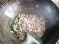 下饭的菜花炒肉做法图解3)