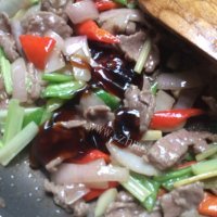 家常菜双椒牛肉做法图解7)