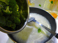 家常西兰花蘑菇奶汤的做法图解十五