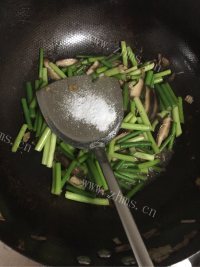家常菜蒜苗炒香菇做法图解9)