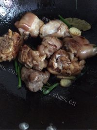 美味的红烧猪蹄做法图解8)