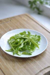 家常菜青椒炒豆腐皮做法图解2)