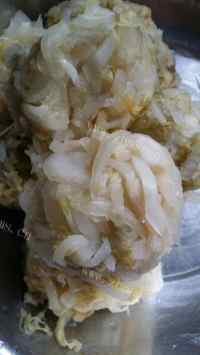 可口的酸菜大肉炖粉条做法图解2)
