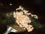 美味的金针冬菇焖肉丝做法图解4)