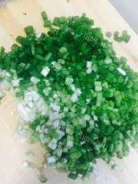 玉盘珍馐的家常葱油饼做法图解3)
