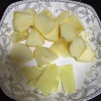 美味的苹果烧鸡翅做法图解2)