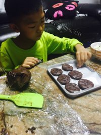 喷香的巧克力趣多多做法图解3)