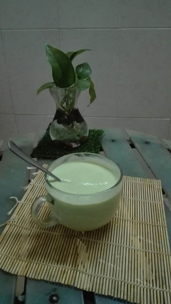 热腾腾的牛油果奶昔