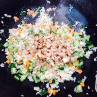 鸡丁炒米饭做法图解11)