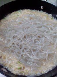 诱人的酸菜炖粉条做法图解11)