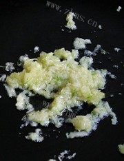 美味的蒜茸粉丝蒸扇贝做法图解6)