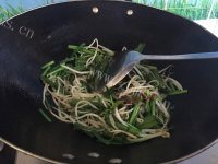 美味营养的豆芽炒韭菜做法图解8)