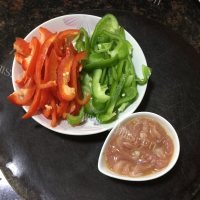 家常菜彩椒炒肉丝做法图解2)
