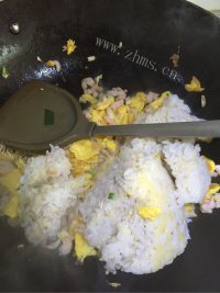 妈妈最爱的虾仁炒饭做法图解5)