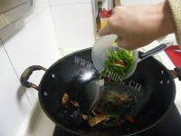 家常菜豆干炒腊肉做法图解8)