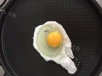 美味的煎荷包蛋做法图解3)