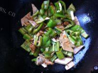 食欲满满的尖椒豆片炒肉