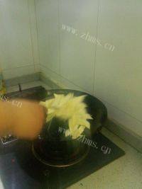家常菜茭白炒木耳做法图解7)