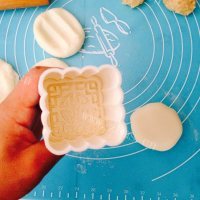 可口的桃子冰皮月饼做法图解21)