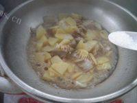 家常菜五花肉炒土豆片做法图解7)
