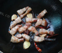 美味的五花肉焖烧板栗做法图解6)