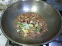 杏鲍菇炖鸡腿做法图解6)