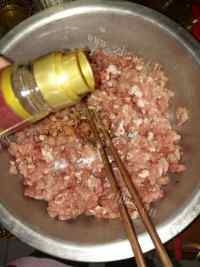 鲜美可口的白菜猪肉馅包子做法图解10)