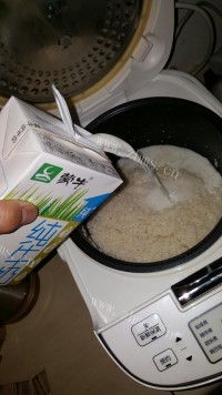 好吃的牛奶煮米饭做法图解1)