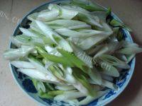 味道不错的大葱炒鸡蛋做法图解1)