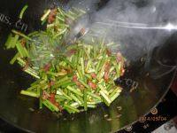 妈妈做的蒜苔炒肉做法图解5)