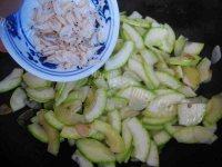 饱满的素炒西葫芦做法图解9)