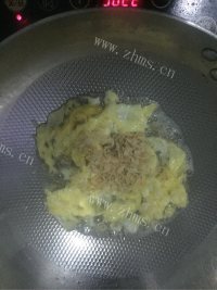 自制黄金虾米包菜做法图解4)