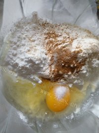 色香味俱全的炸蘑菇做法图解4)