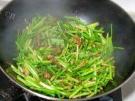 蒜苔炒肉丝做法图解7)