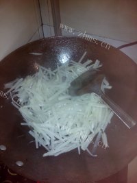 美味的白萝卜炒面做法图解4)