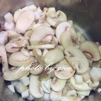 美味的鸡蓉蘑菇粟米忌廉汤做法图解6)