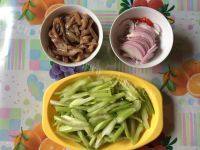 家常菜芹菜炒鱿鱼做法图解1)