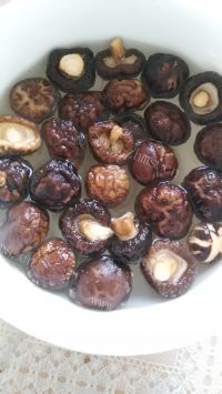 回味无穷的香菇素菜包做法图解1)
