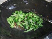 常吃不腻的牛肉炒西兰花做法图解7)